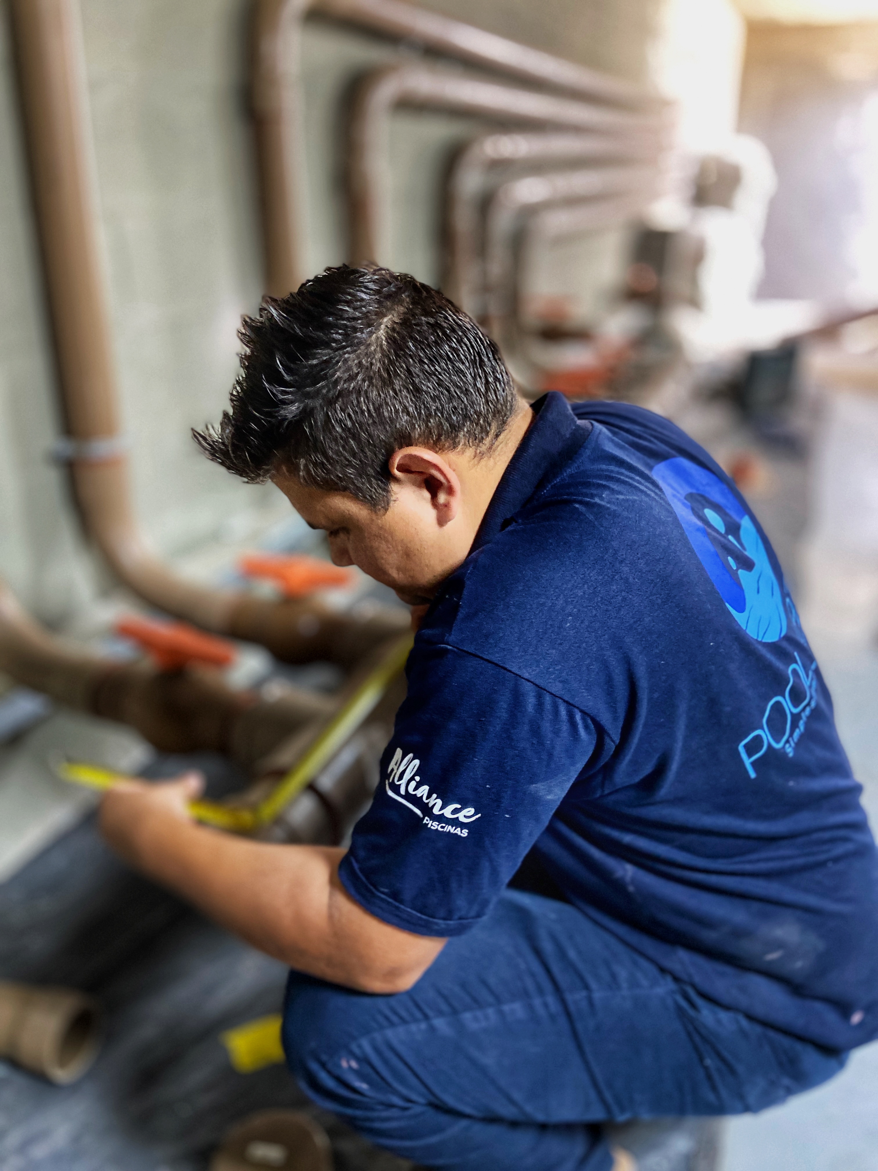 Equipe Pool Lazer em reunião técnica na obra do Condomínio Rocca Residence