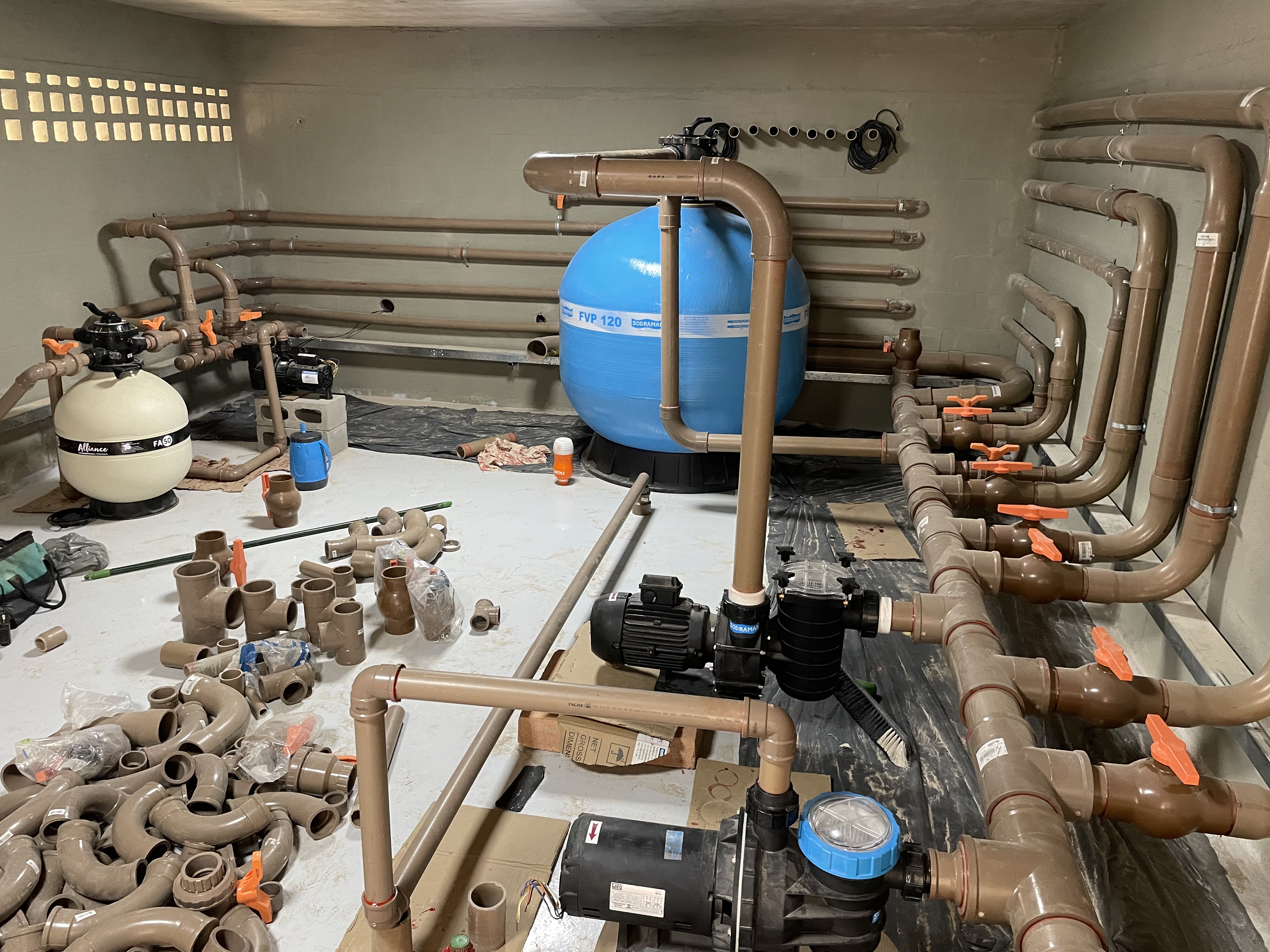 Sala de máquinas ampla com filtro FVP 120 e barrilete — Rocca